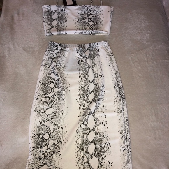 Snake print crop top and skirt set - Picture 4 of 5
